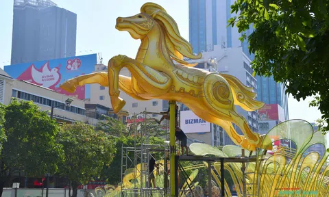 Linh vật ngựa khổng lồ dần lộ diện tại Đường hoa Nguyễn Huệ Tết Bính Ngọ 2026