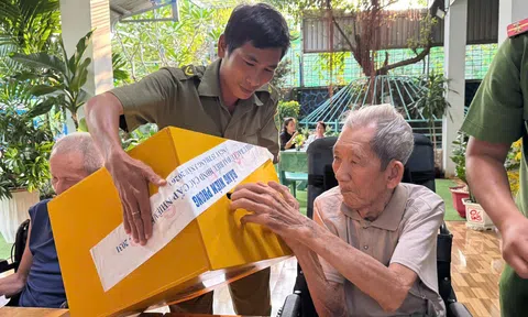 Thùng phiếu đến viện dưỡng lão, người cao tuổi vui mừng thực hiện quyền công dân