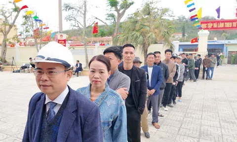 Quân và dân đặc khu Bạch Long Vĩ nô nức đi bỏ phiếu trong ngày hội toàn dân