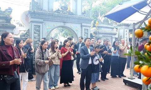 Đông đảo du khách về đền Chợ Củi cầu may đầu năm mới