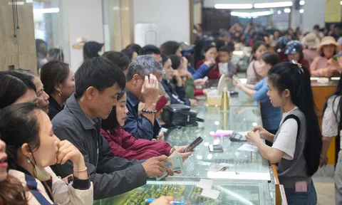 Hà Tĩnh: Người dân tấp nập đi mua vàng ngày vía Thần Tài