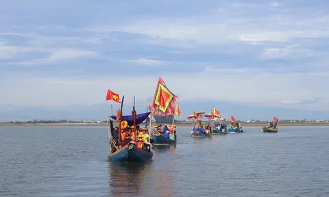 Hàng ngàn người dân dự lễ rước kiệu trong Lễ hội Đền Lê Khôi