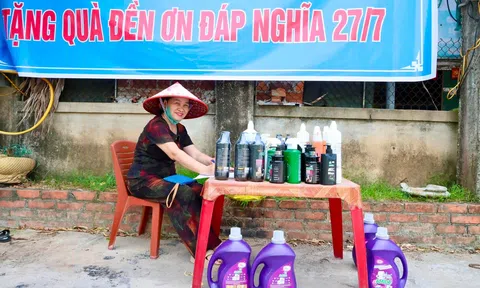 Chị em phụ nữ xã Hồng Lộc bán hàng gây quỹ tri ân ngày 27/7