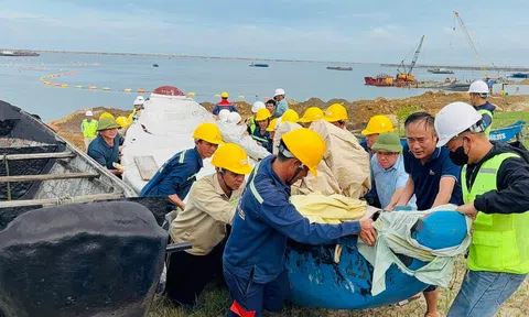 Hỗ trợ người dân di dời tàu, thuyền phục vụ thi công dự án Cảng quốc tế Sơn Dương