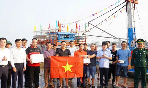 Quảng Trị: Phó Chủ tịch UBND tỉnh Lê Văn Bảo thăm, động viên ngư dân ra khơi đầu năm Bính Ngọ 2026