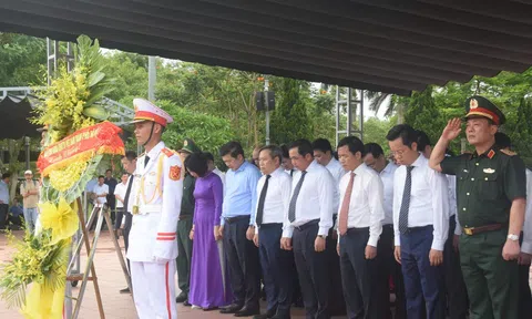 Lãnh đạo TP Hà Nội dâng hương tri ân các anh hùng liệt sĩ tại Quảng Trị