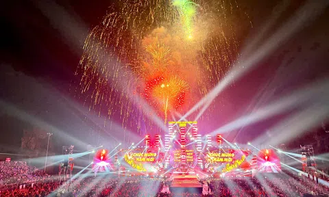 Quảng Ninh: Người dân mãn nhãn với màn pháo hoa chào đón năm mới