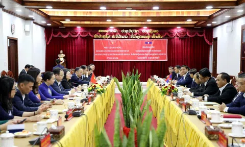 Bí thư Tỉnh ủy Quản Minh Cường hội kiến với Bí thư Tỉnh ủy Luông Pha Băng (Lào)