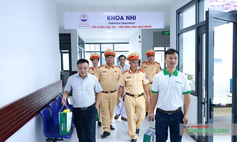 Trao yêu thương đến bệnh nhi nhân kỷ niệm 81 năm Ngày truyền thống Công an nhân dân