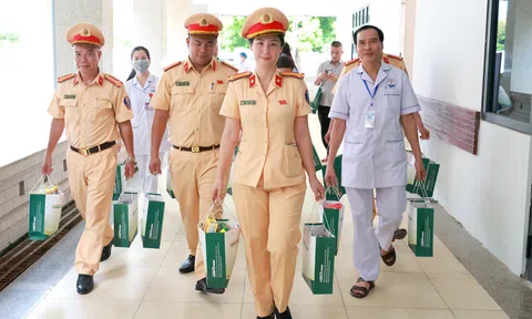 Trao yêu thương đến bệnh nhi tại Bệnh viện Đa khoa Sơn Tây