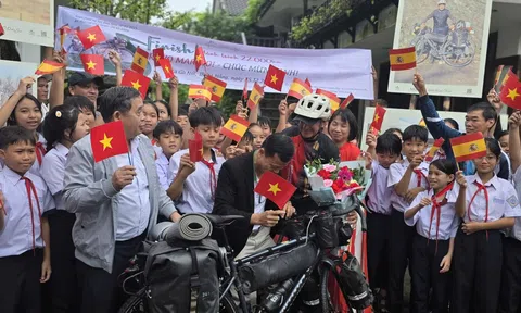 “Hành trình mang giọt nước về Việt Nam”: Lan tỏa yêu thương vì bệnh nhân ung thư nghèo