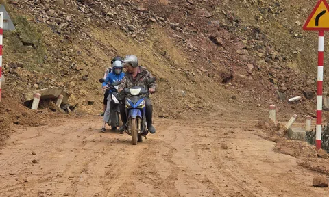 Đà Nẵng: Khẩn trương khắc phục sạt lở đường đèo Đá Đen, đảm bảo an toàn đi lại cho người dân dịp Tết