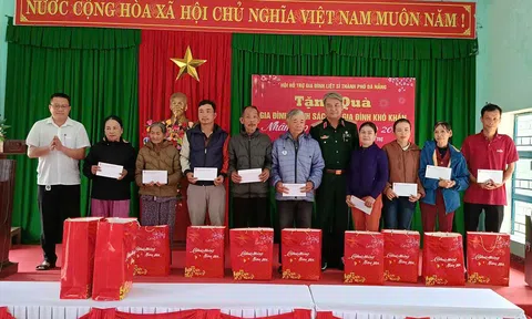 Đà Nẵng: Tri ân và tặng quà Tết cho các gia đình chính sách xã Sơn Cẩm Hà