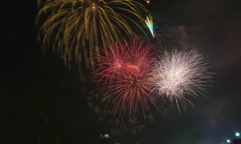 Người dân và du khách hòa mình vào đêm pháo hoa Xuân Bính Ngọ ở Đà Nẵng