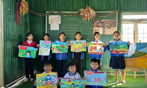 Quảng Ngãi: Học sinh đồng bào Xơ Đăng vẽ tranh cổ động bầu cử