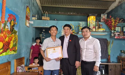 Người đàn ông dũng cảm lao xuống biển cứu hai trẻ nhỏ giữa sóng to