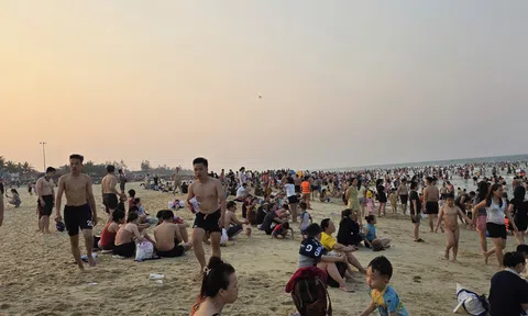 Đà Nẵng: Cuối tuần nắng nóng du khách đổ về biển Tam Thanh tăng đột biến