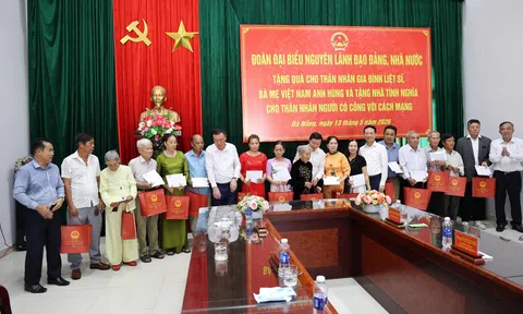 Đoàn các nguyên lãnh đạo Đảng, Nhà nước dâng hương và tặng quà chính sách tại Đà Nẵng