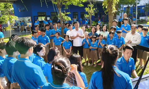 Bí thư Thành ủy Đà Nẵng thăm, động viên trẻ mồ côi tại Trường Hy Vọng