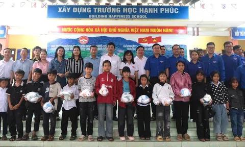 Đà Nẵng trao nhiều công trình ý nghĩa cho học sinh và người dân xã Trà Tập