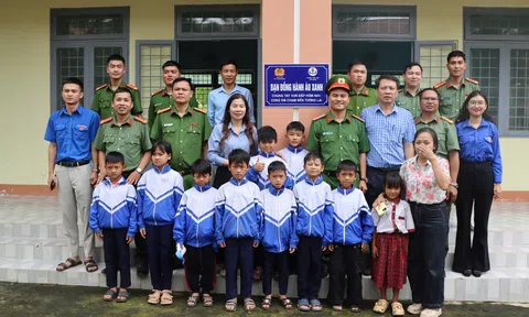 Quảng Ngãi: Công an xã Tu Mơ Rông ra mắt chương trình “Bạn đồng hành áo xanh”
