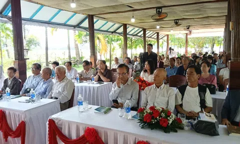 Ra mắt cuốn sách: “Ai đã giữ tôi ở lại giữa trần đời?” của Thầy giáo Trần Đình Việt