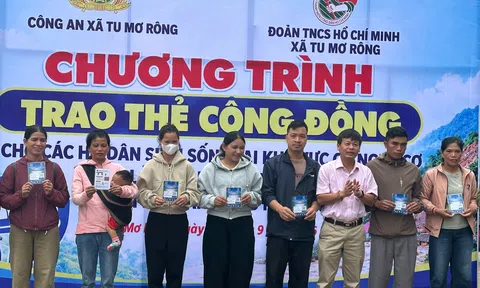 Quảng Ngãi: Trao “Thẻ an toàn cộng đồng” để bảo vệ hơn 100 người dân vùng thiên tai