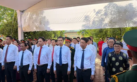 Trưởng Ban Tuyên giáo Trung ương Trịnh Văn Quyết dâng hương cụ Huỳnh Thúc Kháng