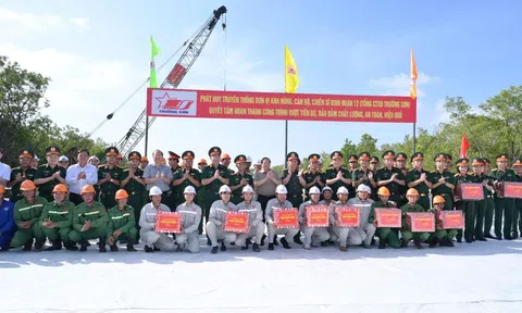 Thủ tướng thăm công nhân, kiểm tra tiến độ cao tốc Cà Mau – Đất Mũi