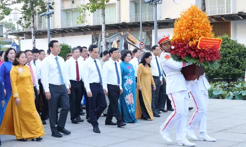 Đoàn lãnh đạo TP. Hồ Chí Minh dâng hoa tưởng nhớ Chủ tịch Hồ Chí Minh nhân kỷ niệm 50 năm Thành phố mang tên Bác