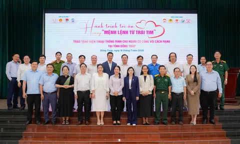 DTE trao 229 điện thoại thông minh cho người có công tại Đồng Tháp