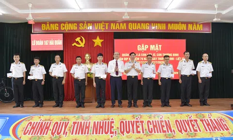 Lữ đoàn 167 phối hợp Công ty Tôn Đông Á hỗ trợ gia đình chính sách