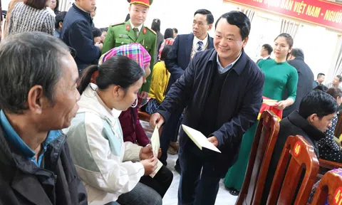 Bí thư Tỉnh ủy Tuyên Quang Hầu A Lềnh thăm, động viên các lực lượng và trao quà Tết cho nhân dân vùng biên giới