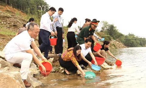 Xã Bắc Mê phát động thả cá giống trên sông Gâm: Tái tạo nguồn lợi thủy sản gắn với sinh kế bền vững