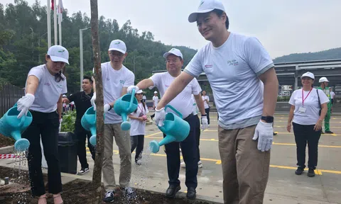 Bí thư Thành ủy Quản Minh Cường dự Lễ trồng cây “Gieo mầm sóng xanh” tại AEON MALL Hạ Long nhân dịp 10/10