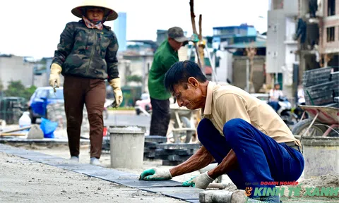 Hà Nội thay màu áo mới cho vỉa hè: Phía sau những mét đá mới