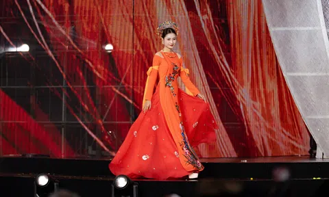 Hoa hậu Nguyễn Thanh Hà trình diễn áo dài “Phú Quý Niên Hoa”, tôn vinh văn hóa Việt tại Vietnam Beauty Fashion Festival