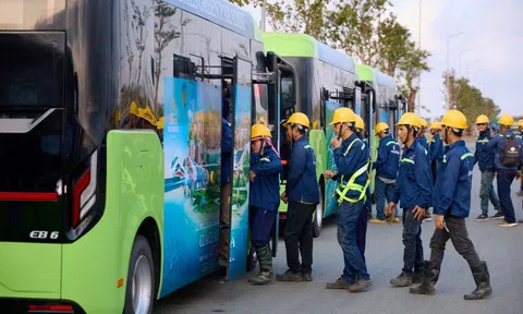 Phúc lợi thiết thực tại VinCons: Công nhân được đưa đón bằng xe buýt điện