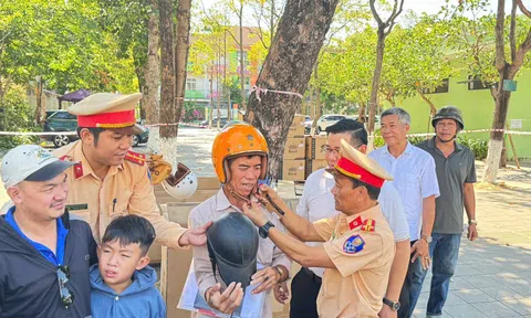 Quảng Ngãi: Khi CSGT trao mũ bảo hiểm thay vì xử phạt