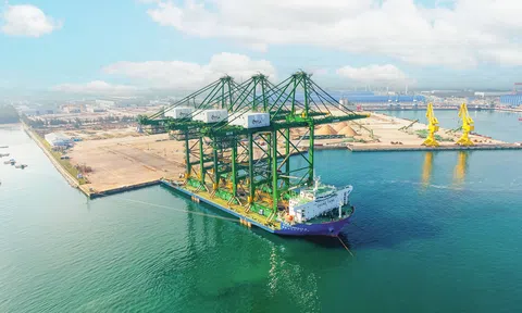 Đơn hàng đầu tiên sau thương vụ mua lại, khởi đầu cho việc mở rộng kinh doanh thiết bị cảng biển toàn cầu