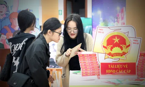 Hàng trăm hình ảnh, tài liệu về bầu cử được trưng bày tại Thư viện TP Huế