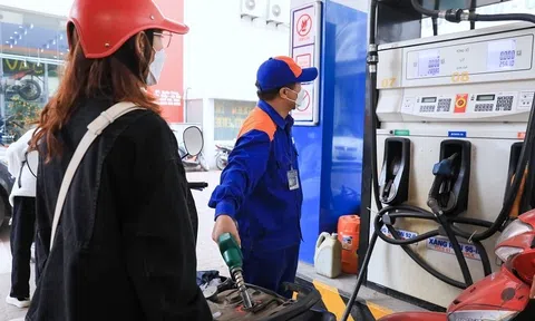 Xăng tiếp tục hạ nhiệt, RON95 lùi sát 19.000 đồng mỗi lít