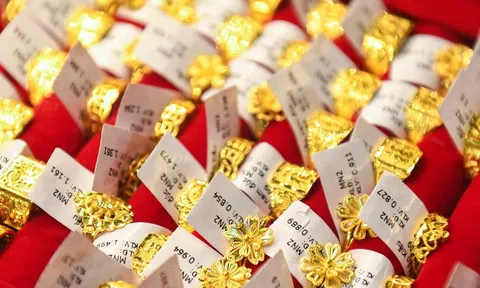 [Video] Giá vàng SJC thiết lập mức kỷ lục lịch sử, phản ánh tâm lý bất ổn toàn cầu