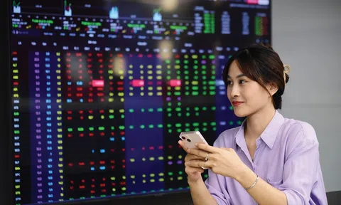 VN-Index bứt tốc cuối phiên, khép lại năm trên mốc 1.824 điểm