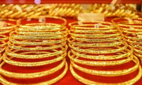 Giá vàng thế giới trượt sâu, thị trường trong nước đối mặt nguy cơ giảm theo