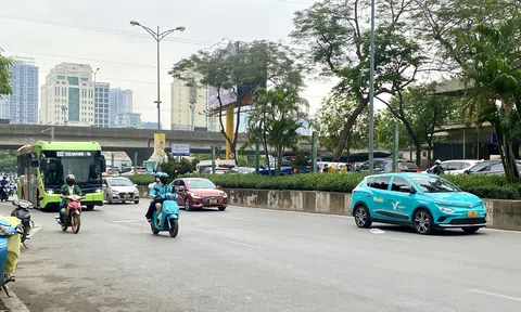 Áp lực giá xăng dầu, Bộ Công Thương đề xuất đẩy mạnh xe điện và làm việc từ xa