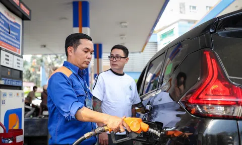 Giá xăng giảm sâu hiếm thấy sau quyết định hạ thuế đồng loạt