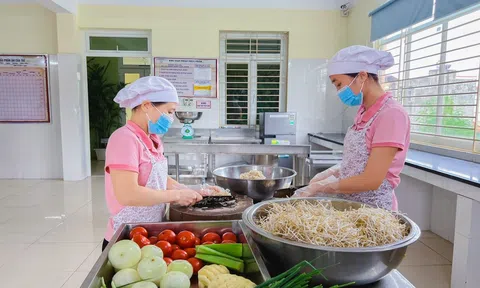 Hà Nội siết chặt toàn diện quy trình bữa ăn bán trú, ưu tiên kiểm soát an toàn thực phẩm trong trường học