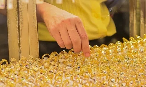 Giá vàng đảo chiều giảm ngay đầu tuần, áp lực từ thị trường quốc tế gia tăng