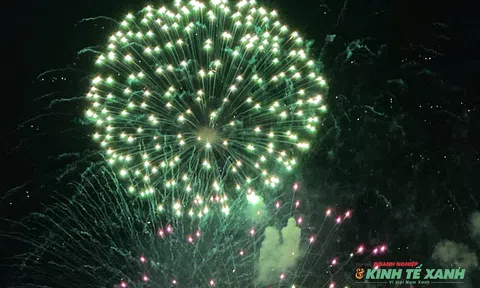 TP. HCM bắn pháo hoa trong ngày hội “Non sông thống nhất”